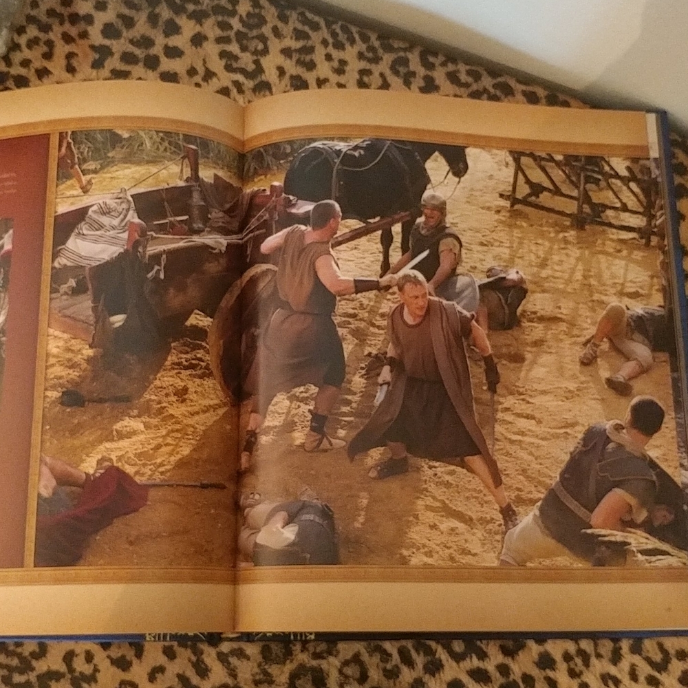 Coffee table Book - Picture 10 of 11